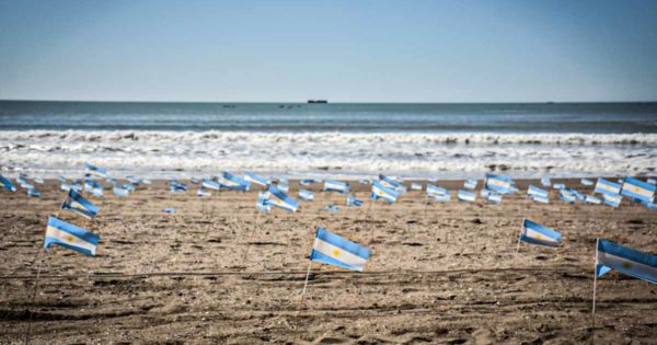 Coronavirus: 504 banderas en la playa por las muertes en Mar del Plata