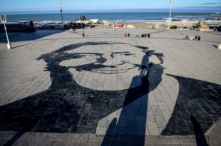 Una pintada gigante en la Rambla en homenaje a Néstor Kirchner