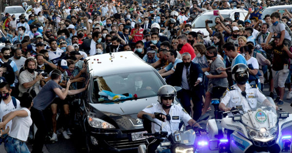 Tras un desborde en Casa Rosada, finalizó el velatorio de Maradona