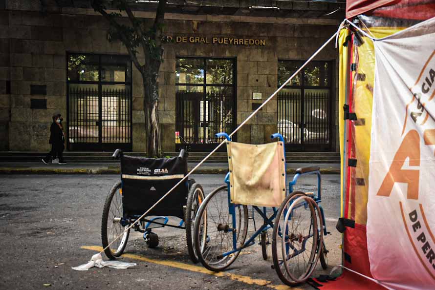 Tras el acampe, transportistas de personas con discapacidad esperan una reunión