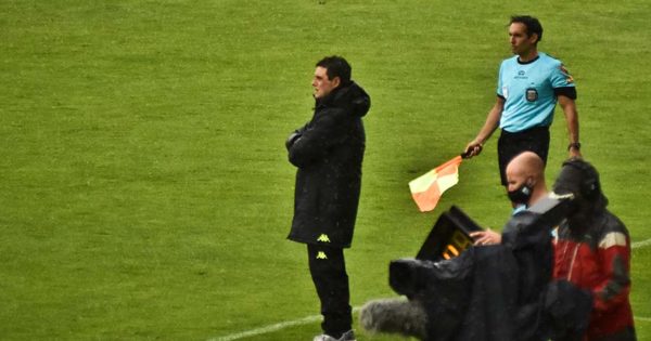 Ángel Guillermo Hoyos dejó de ser el entrenador de Aldosivi