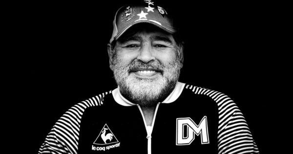 Tras un emotivo cortejo fúnebre, Diego Armando Maradona descansa en paz