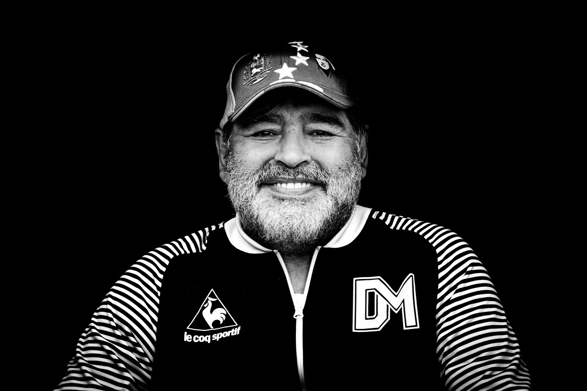 Tras un emotivo cortejo fúnebre, Diego Armando Maradona descansa en paz
