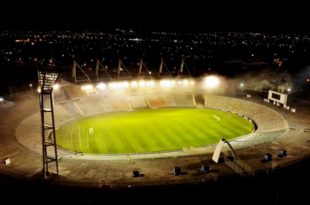 El estadio Minella se iluminó para homenajear a Diego Maradona
