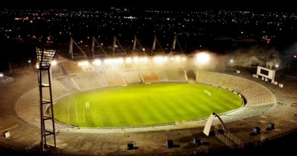 El estadio Minella se iluminó para homenajear a Diego Maradona