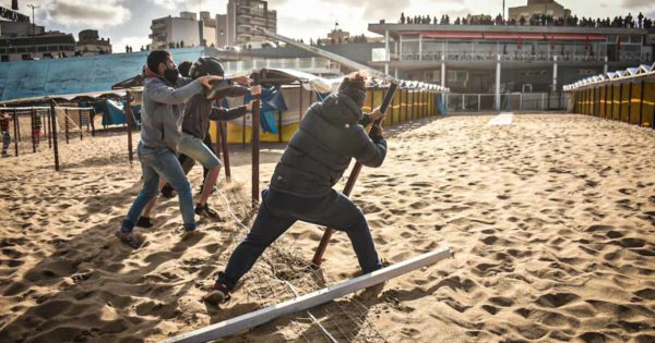 Protesta por falta de espacio público en playas: quitan el cerco y carpas de “Perla Norte”