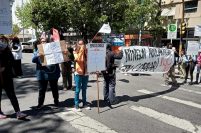 Docentes y auxiliares protestan y acampan frente al Ministerio de Trabajo