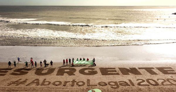 Una intervención en la playa para pedir #AbortoLegal2020