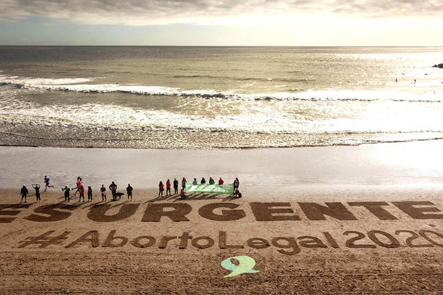 Una intervención en la playa para pedir #AbortoLegal2020
