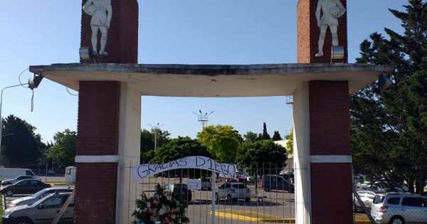 La entrada del ex estadio San Martín, un “santuario” para despedir a Maradona