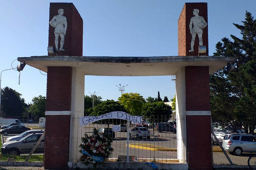La entrada del ex estadio San Martín, un “santuario” para despedir a Maradona