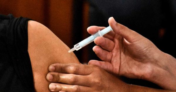 Coronavirus: comenzarán a vacunar a docentes con factores de riesgo en la Provincia