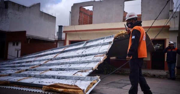 Fuerte viento en Mar del Plata: se voló el techo de una casa en construcción
