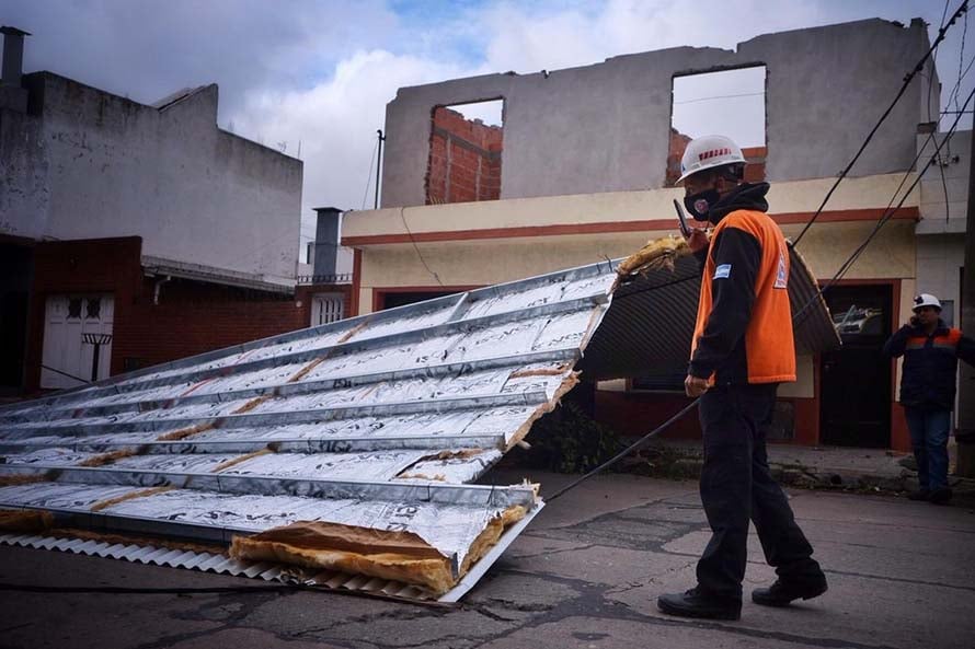 Fuerte viento en Mar del Plata: se voló el techo de una casa en construcción