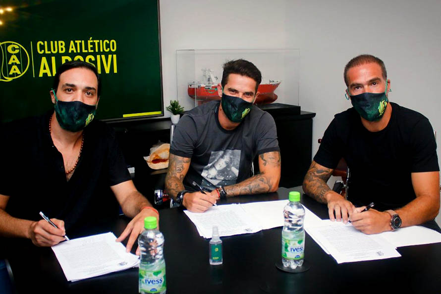 Facundo Gago y Federico "Pocho" Insúa firmando el contrato con Aldosivi (Foto: prensa)