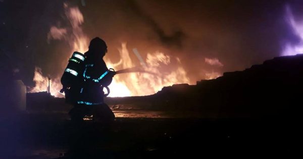 Voraz incendio en un depósito de cartones en las primeras horas del año