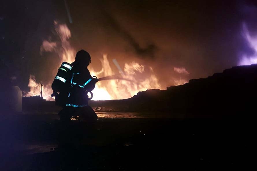Voraz incendio en un depósito de cartones en las primeras horas del año