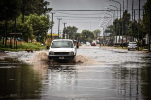 Calles anegadas en distintos puntos por la fuerte lluvia en Mar del Plata