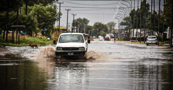 Calles anegadas en distintos puntos por la fuerte lluvia en Mar del Plata