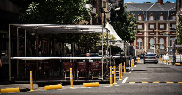 El gobierno busca peatonalizar la calle Belgrano durante las noches de verano