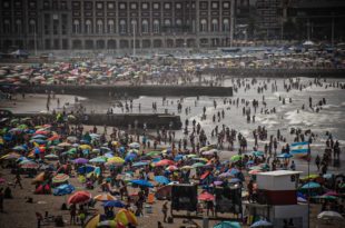 Mar del Plata en pandemia: playas pobladas en el caluroso primer domingo del año