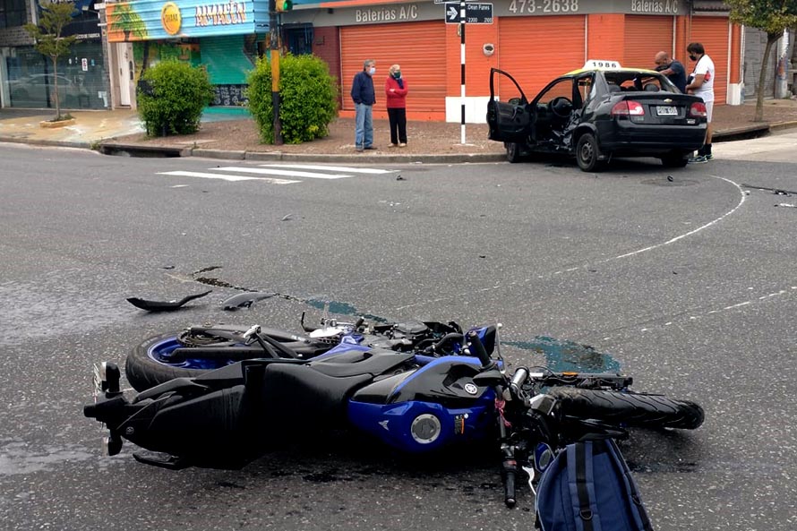 Un taxista alcoholizado chocó a una moto en Colón y Funes