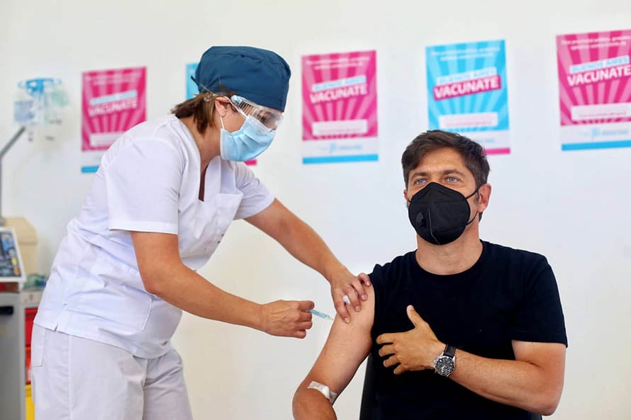 Kicillof se aplicó la segunda dosis de la vacuna rusa: “Estamos muy conformes”