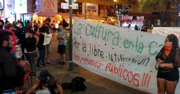 Protesta de artesanos en la peatonal: les impidieron trabajar en Plaza San Martín