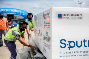 A la espera del tercer vuelo, Rusia reconoció demoras en la entrega de vacunas