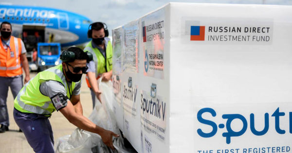 A la espera del tercer vuelo, Rusia reconoció demoras en la entrega de vacunas