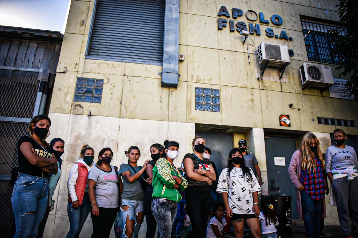 Nuevo conflicto en Apolo Fish: 18 mujeres despedidas bloquearon la planta