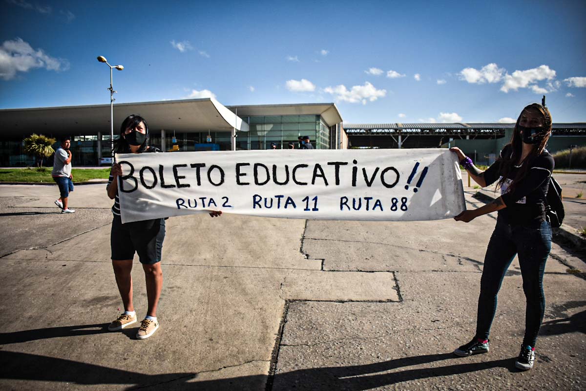 Costa Azul: cansadas de esperar respuestas, presentaron un amparo por el boleto estudiantil