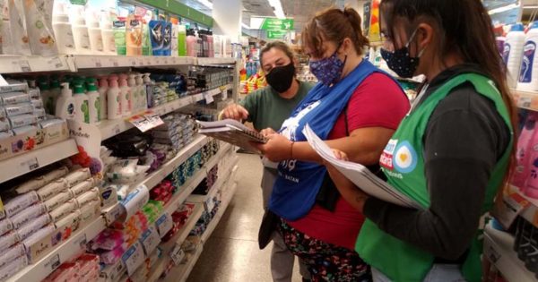 Integrantes de organizaciones sociales controlaron precios en supermercados