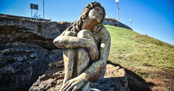 La Municipalidad encontró al autor de la misteriosa escultura de Playa Chica