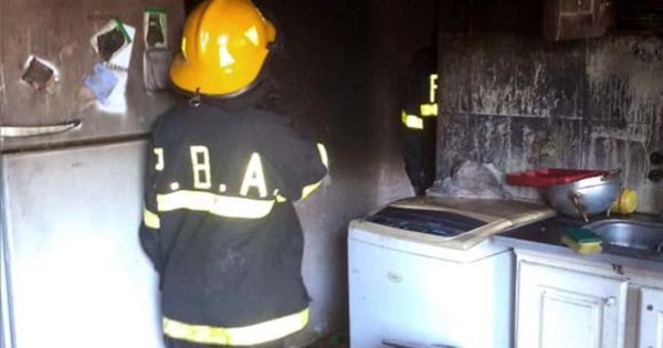 Una menor internada y otras ocho personas afectadas tras un incendio en una casa
