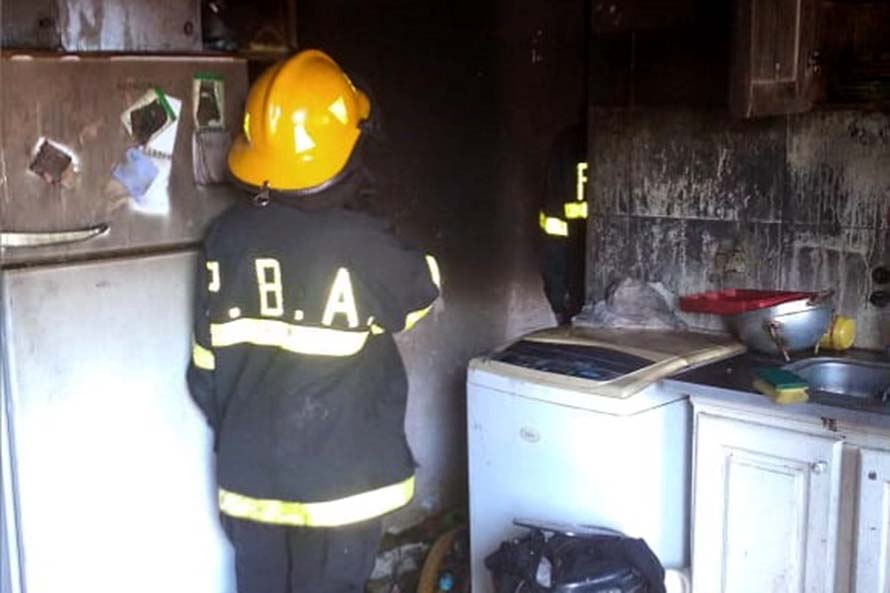 Una menor internada y otras ocho personas afectadas tras un incendio en una casa