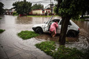 Numerosas calles anegadas en distintos barrios por el temporal en Mar del Plata