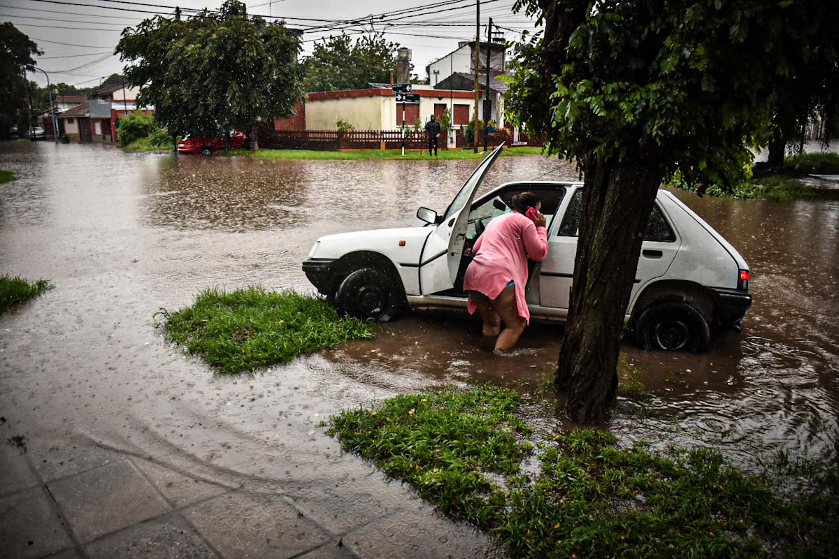 Numerosas calles anegadas en distintos barrios por el temporal en Mar del Plata