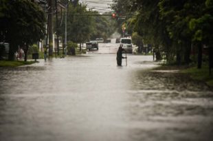 Una familia evacuada y otras cinco asistidas por el temporal en Mar del Plata