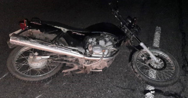 Un hombre perdió el control de su moto, cayó al asfalto y murió