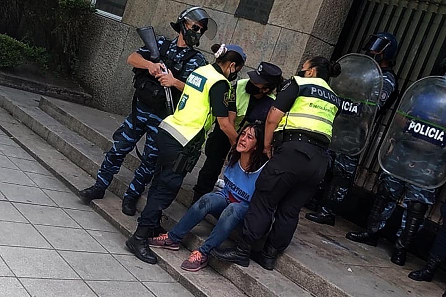 Protesta por trabajo en la Municipalidad: policía, gases y una mujer demorada