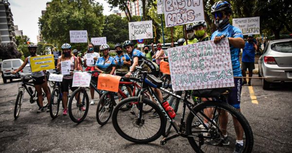 Ciclistas reclamaron por mayor seguridad frente a la Municipalidad