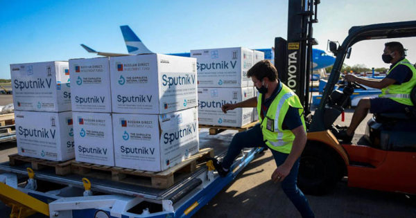 Vacunación: llegó a Argentina un nuevo vuelo con 300 mil dosis de Sputnik V