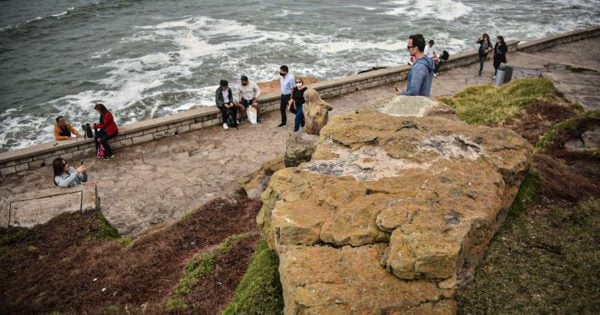Apareció otra estatua “misteriosa” en Playa Chica y la Municipalidad la retiró