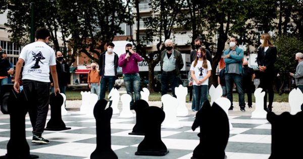 Volvieron las partidas de ajedrez en el tablero gigante de Plaza San Martín