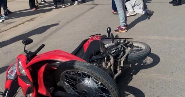 Un motociclista herido tras ser impactado por un auto