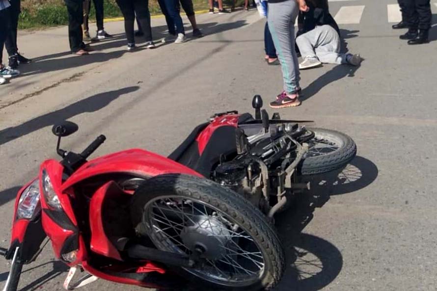 Un motociclista herido tras ser impactado por un auto