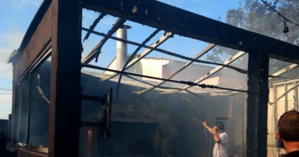 Se incendió el quincho de una casa en el barrio Alfar