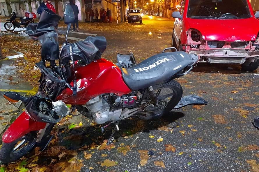 Un herido tras un choque entre una camioneta y una moto