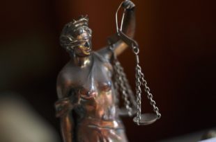 Críticas a la designación de una abogada empresarial en un tribunal de Trabajo